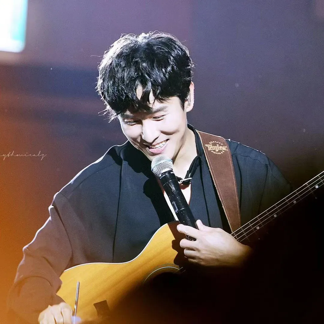 A moment captured by Kim Dongwan (SHINHWA)'s fan