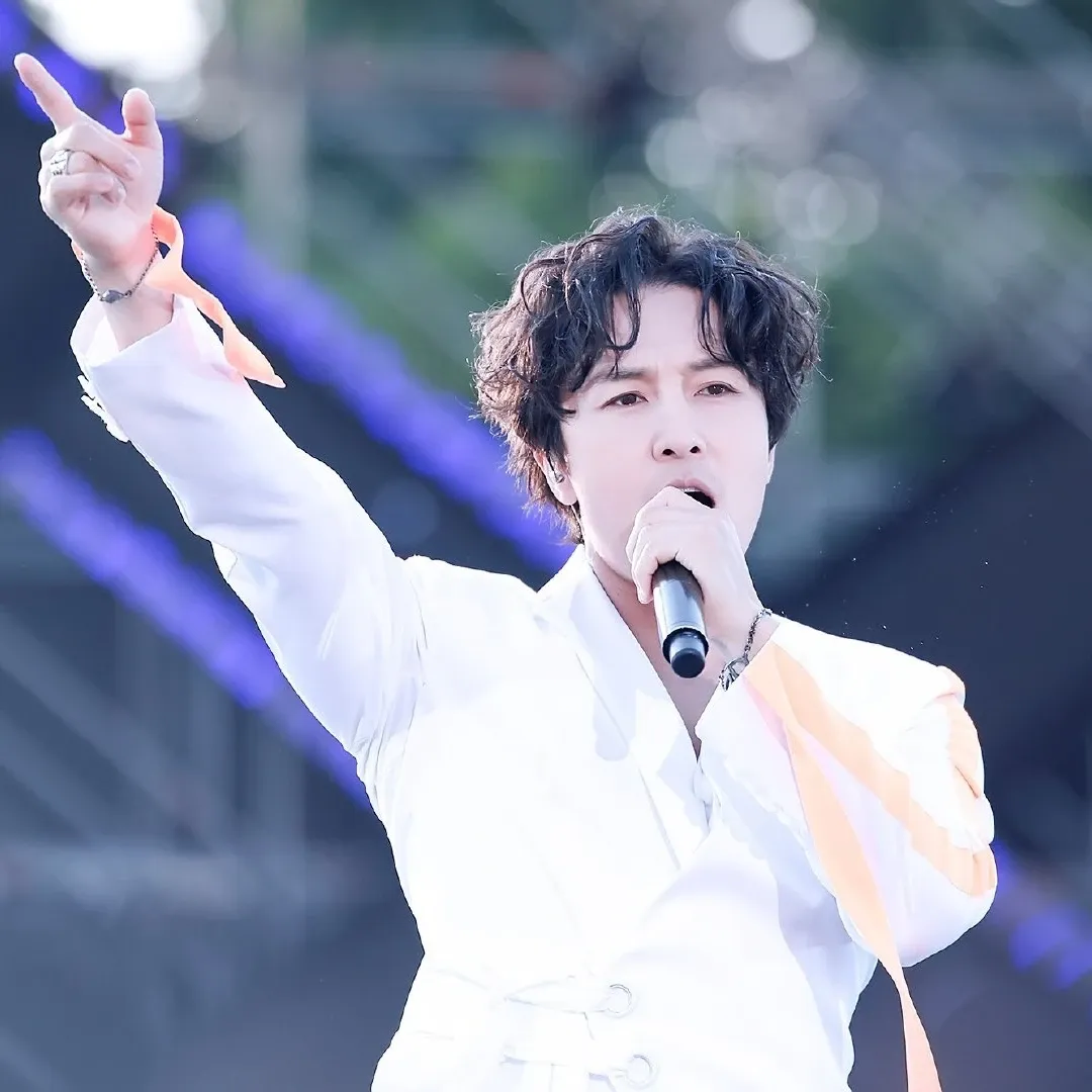 A moment captured by Kim Dongwan (SHINHWA)'s fan