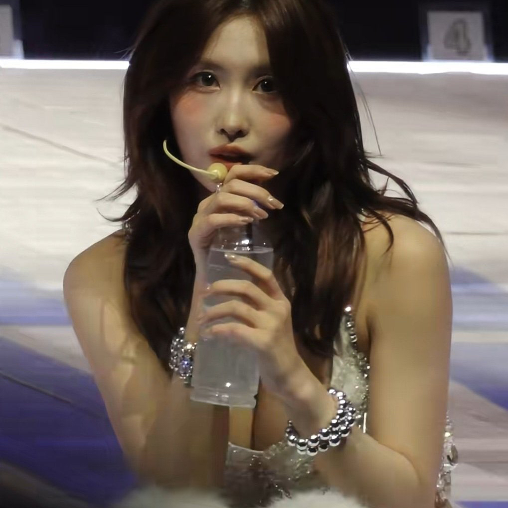 Recent activity shot of Momo (TWICE)