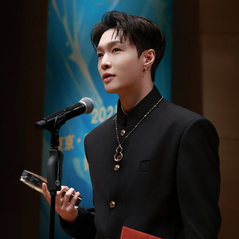 Latest photo of Lay (EXO)