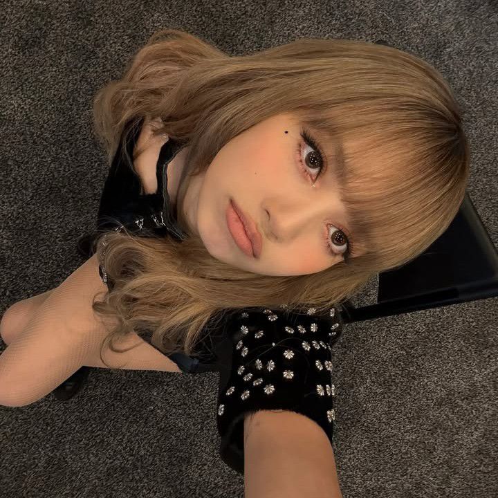 Foto aktivitas terbaru Lisa (BLACKPINK)
