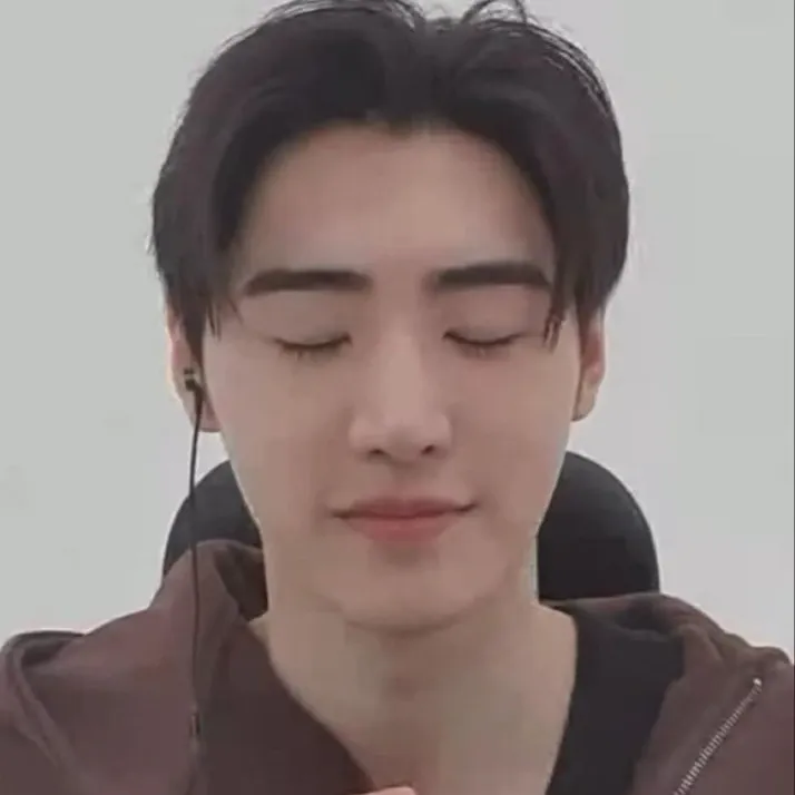 Latest photo of Sunghoon (ENHYPEN)