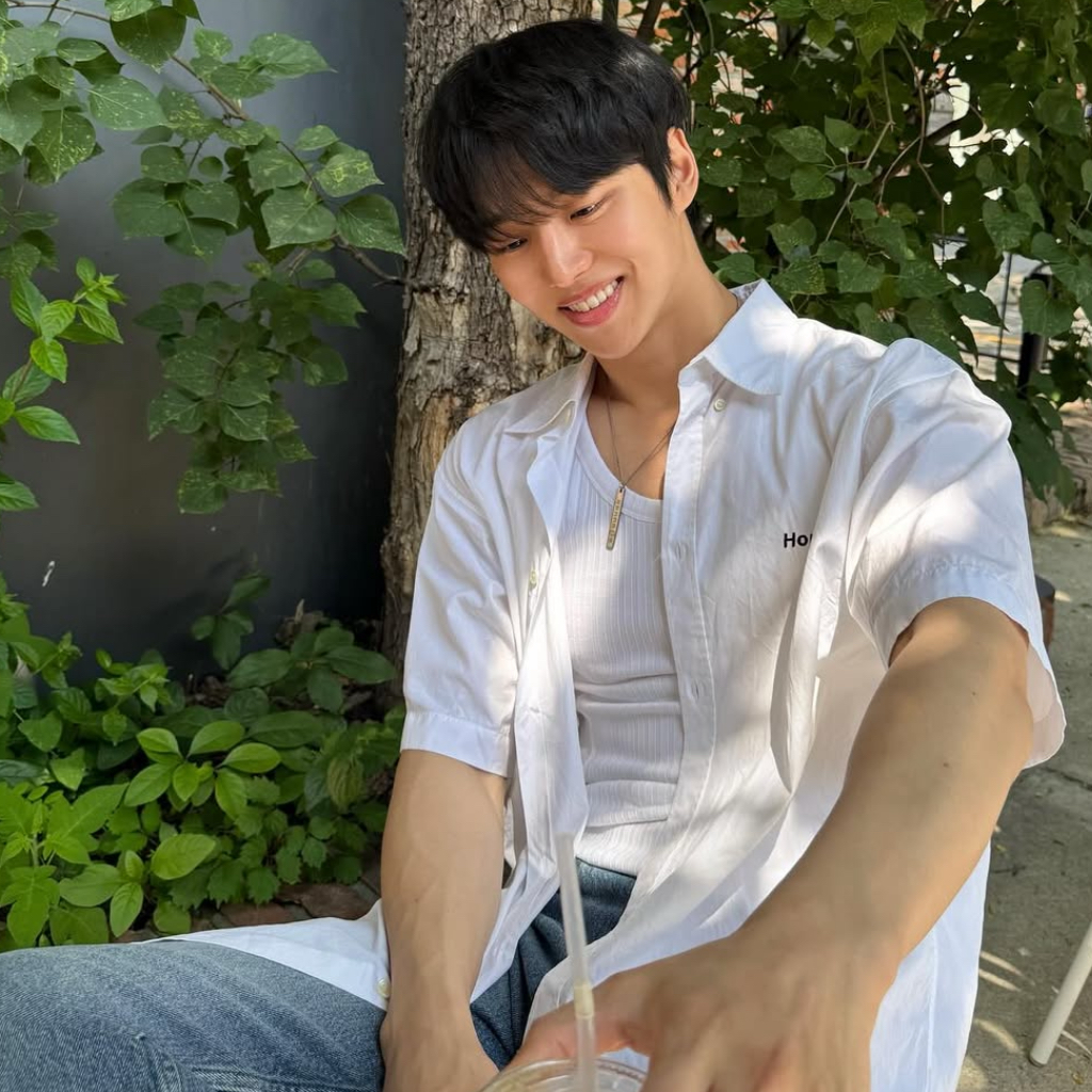 A moment captured by Hongseok (PENTAGON)'s fan