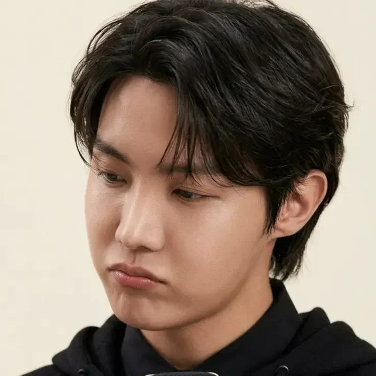 Foto aktivitas terbaru j-hope (BTS)