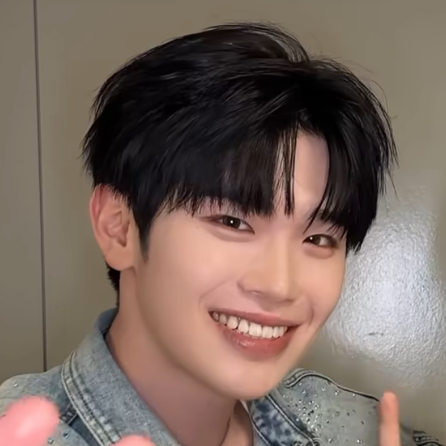 A moment captured by Kim Taerae (ZEROBASEONE)'s fan