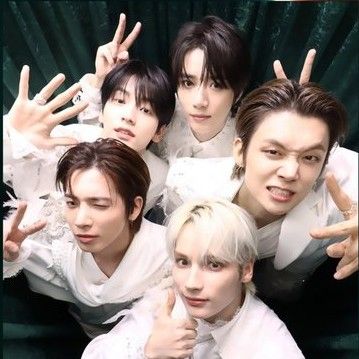 Foto aktivitas terbaru TOMORROW X TOGETHER