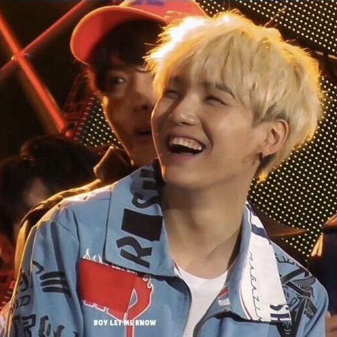Foto aktivitas terbaru SUGA (BTS)