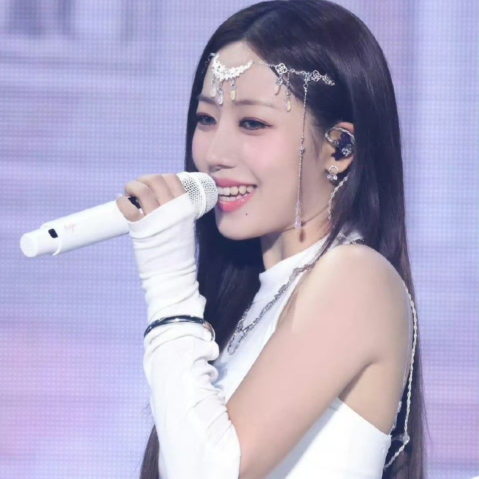 A moment captured by Kim Namjoo (Apink)'s fan