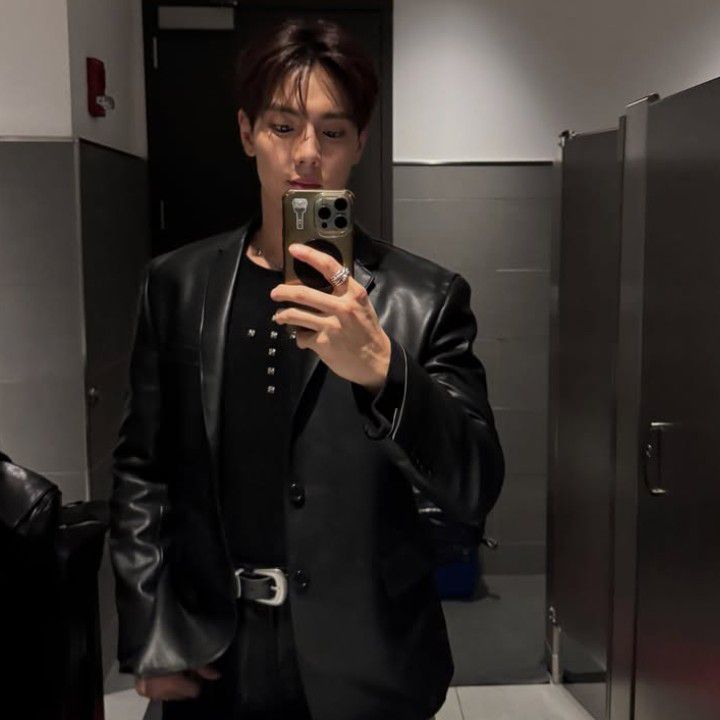 Behind-the-scenes cut of Shownu (MONSTA X)