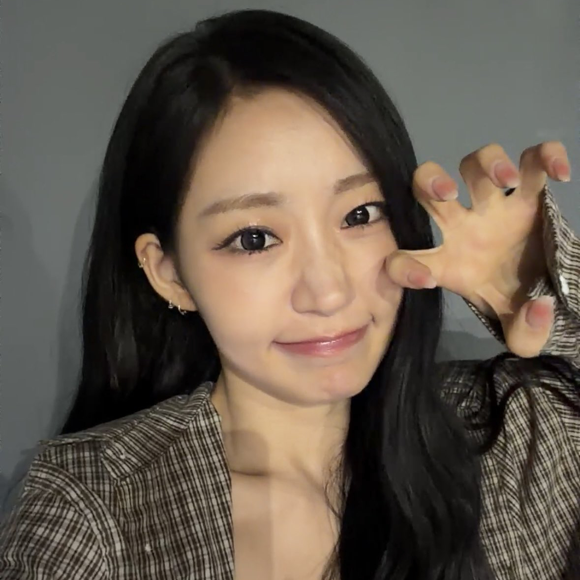 Recent activity shot of Julie (KISS OF LIFE)