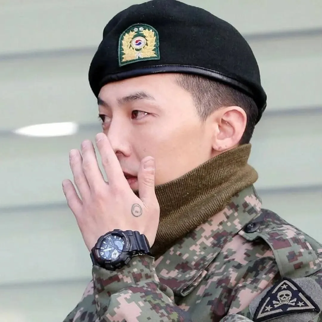 Foto aktivitas terbaru G-DRAGON (BIGBANG)