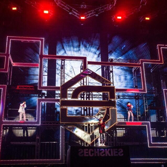 A moment captured by SECHSKIES's fan