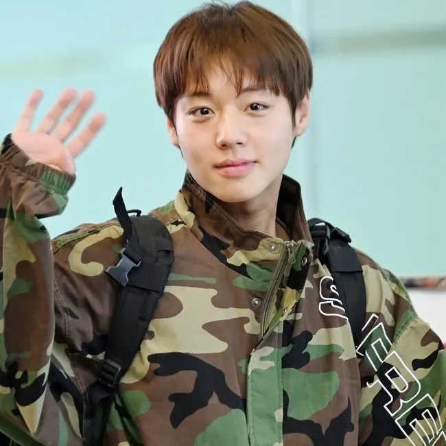 Behind-the-scenes cut of Park Jihoon