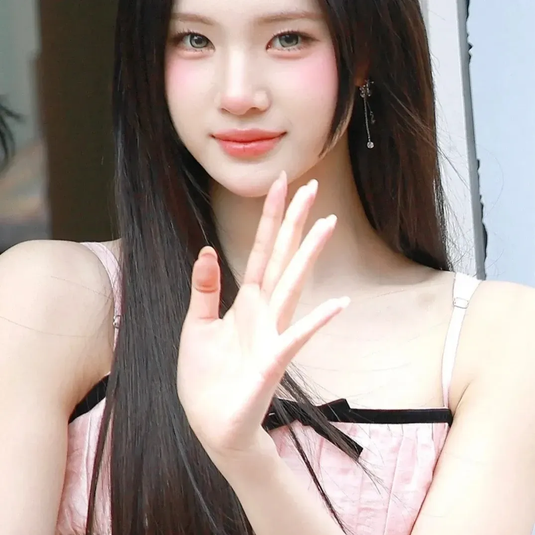 Behind-the-scenes cut of Juun (Hearts2Hearts)