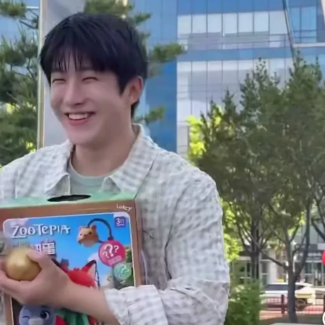 A moment captured by Jinjin (ASTRO)'s fan