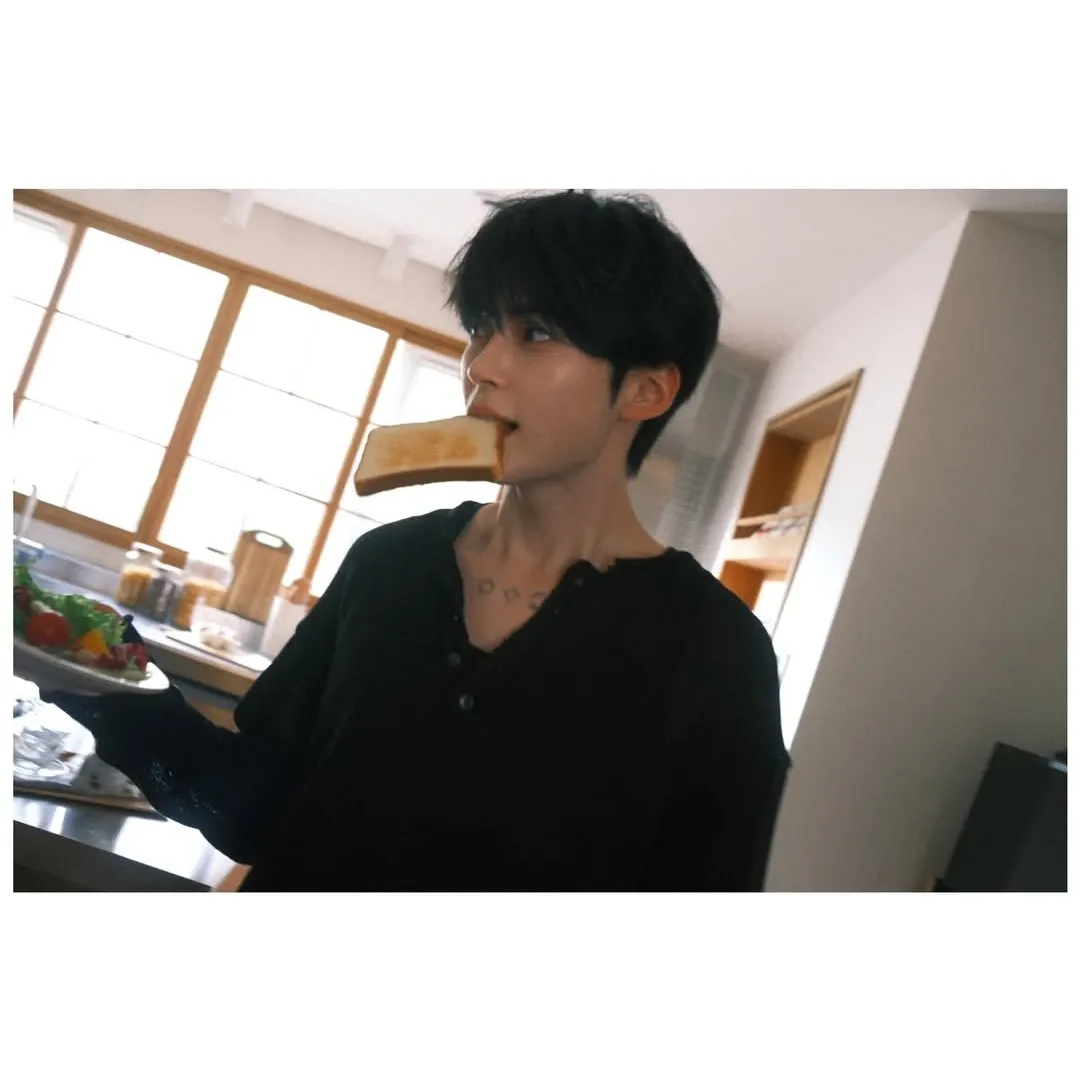 Latest photo of Sung Hanbin (ZEROBASEONE)