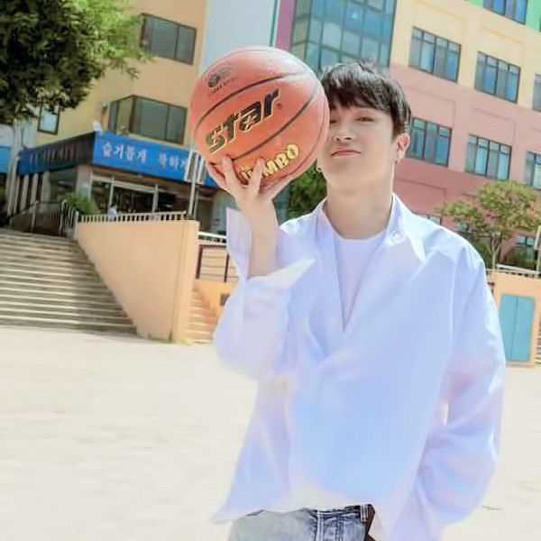 A moment captured by SECHSKIES's fan