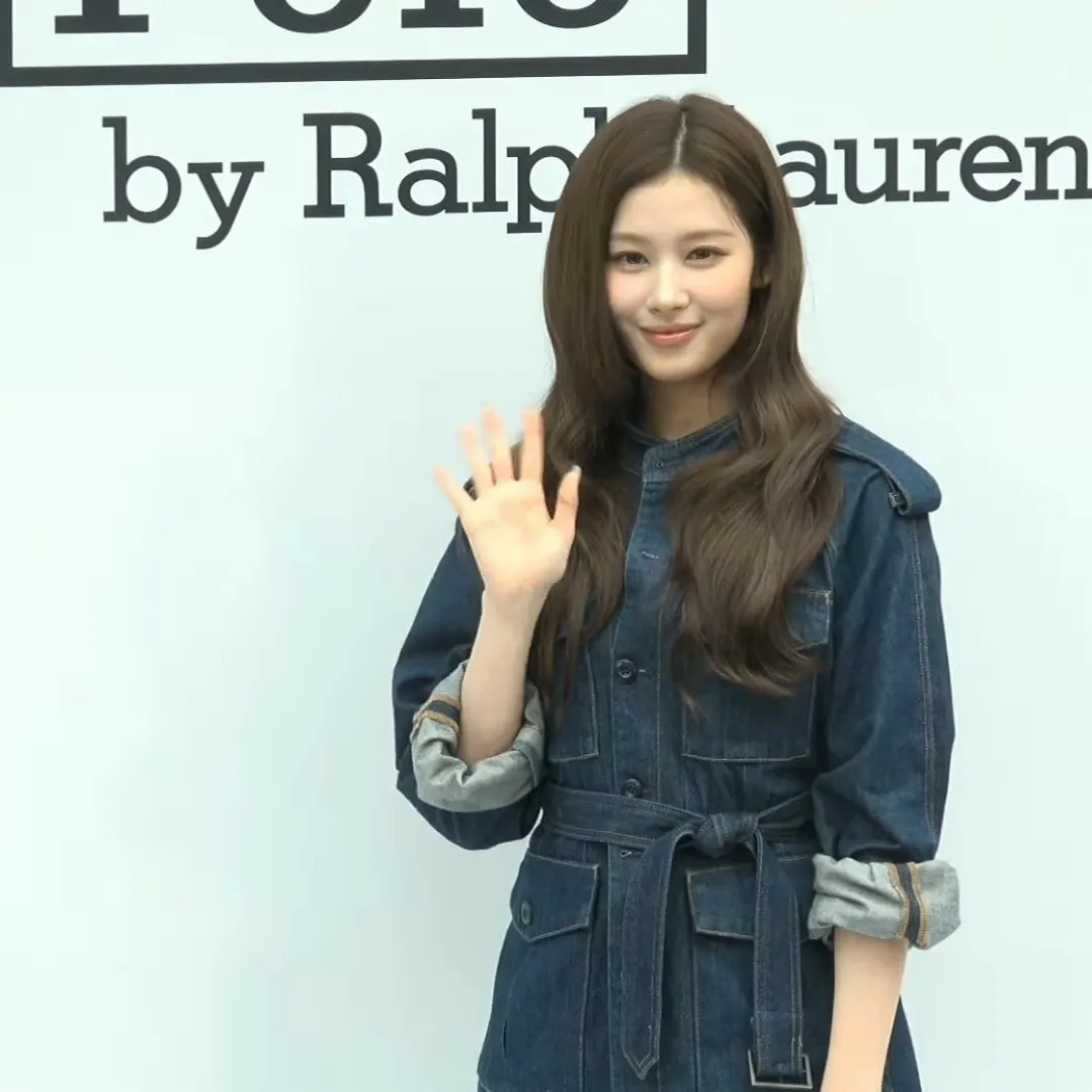 Momen yang diabadikan oleh penggemar Sana (TWICE)