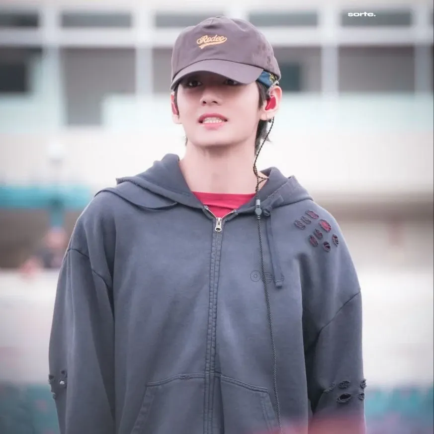 Behind-the-scenes cut of V (BTS)