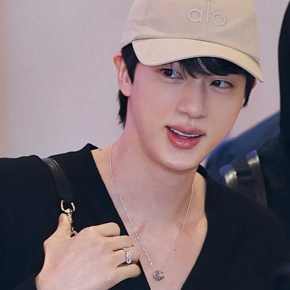Foto aktivitas terbaru Jin (BTS)
