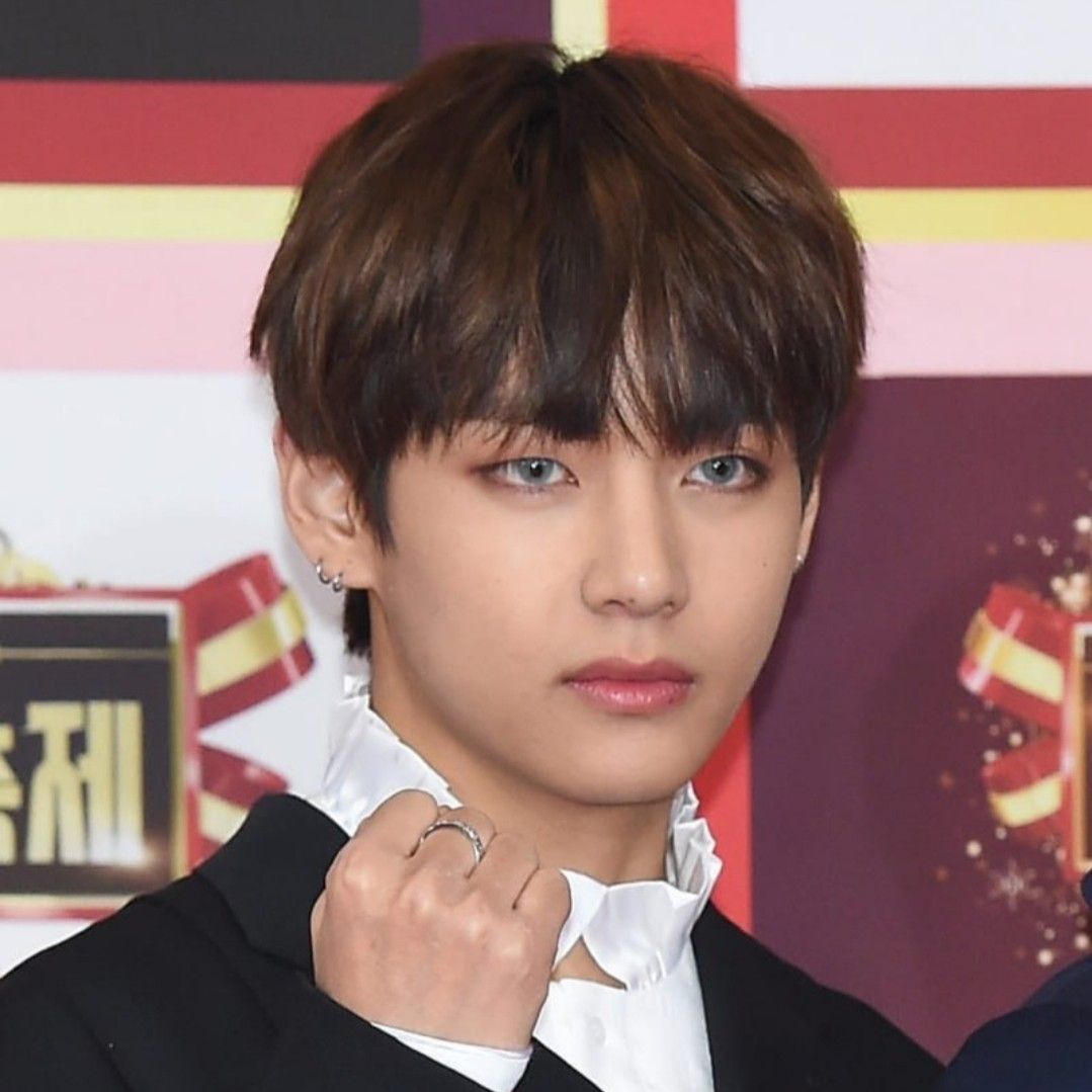 뷔 (방탄소년단)의 최신 사진