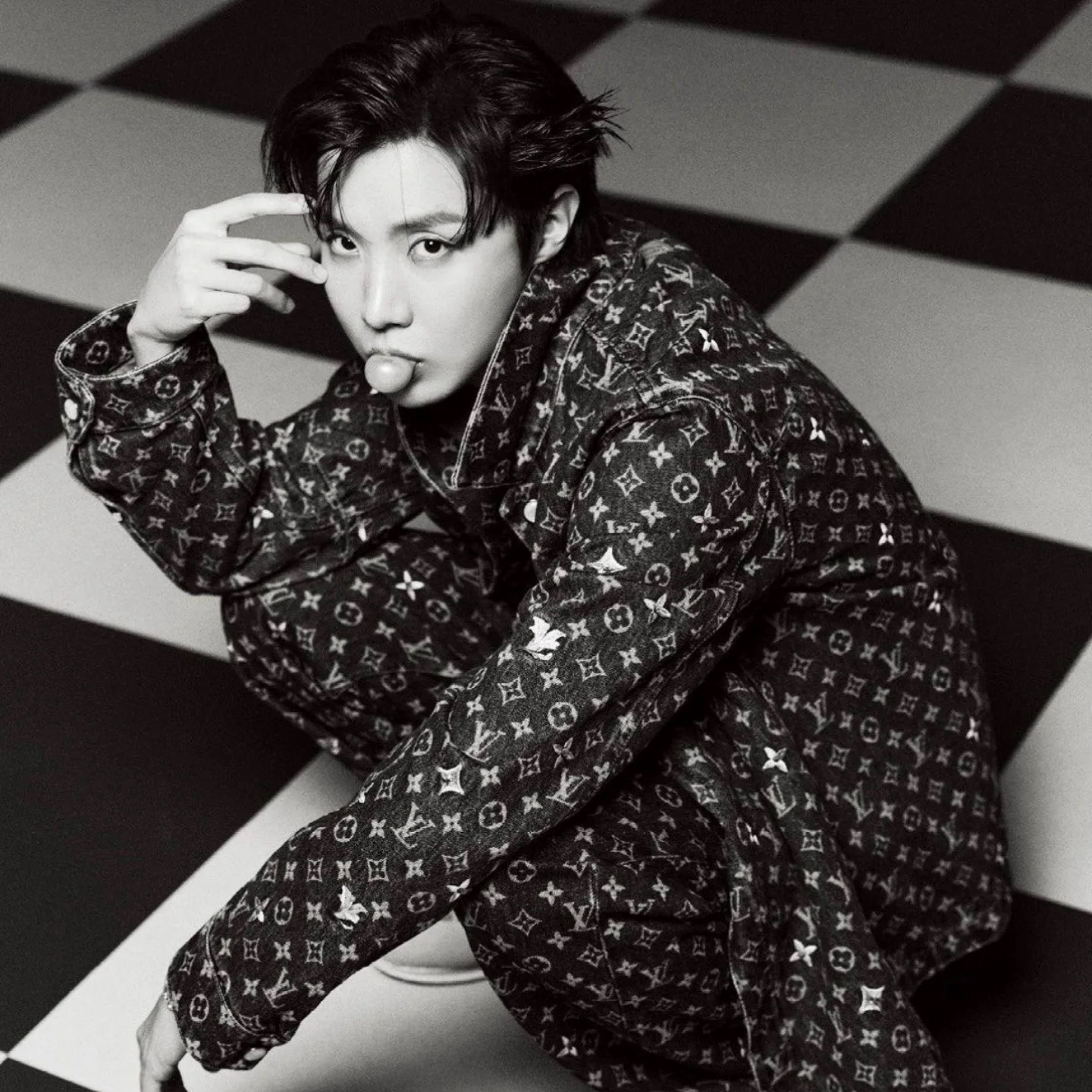 Foto terbaru j-hope (BTS)