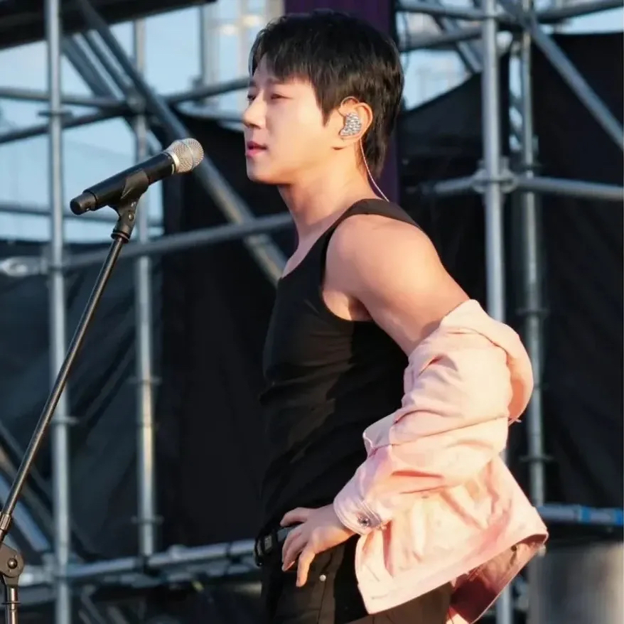 A moment captured by Hwang Chiyeol's fan