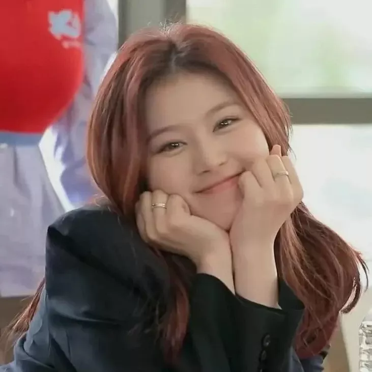 Potret di balik layar Sana (TWICE)