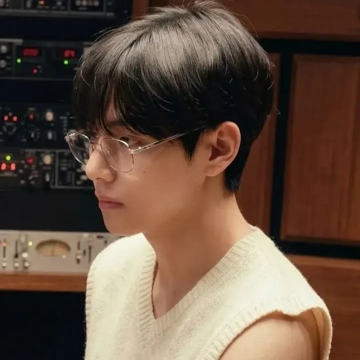 Recent activity shot of V (BTS)