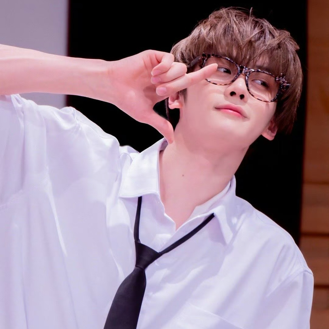 A moment captured by Kim Gyuvin (ZEROBASEONE)'s fan