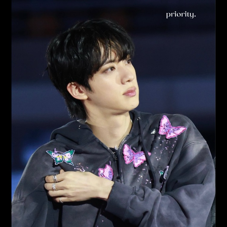 Foto aktivitas terbaru Jin (BTS)