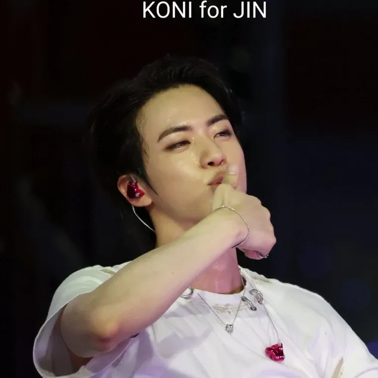 Foto aktivitas terbaru Jin (BTS)