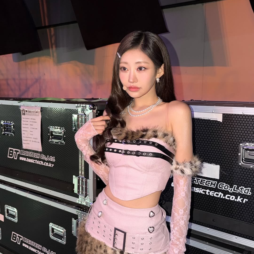 Behind-the-scenes cut of Julie (KISS OF LIFE)