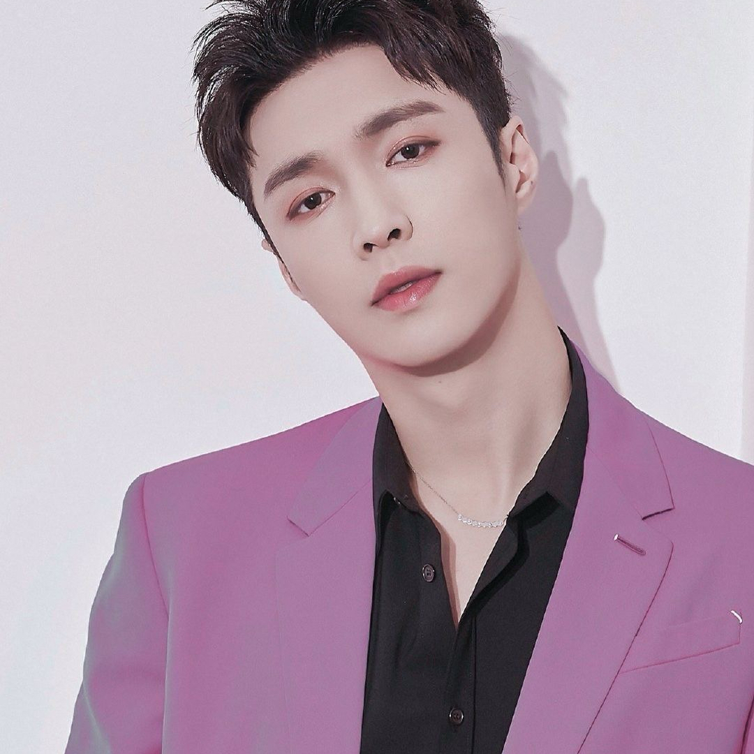 Behind-the-scenes cut of Lay (EXO)