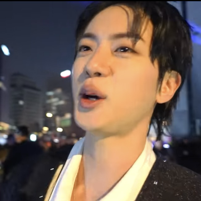 Momen yang diabadikan oleh penggemar Jin (BTS)