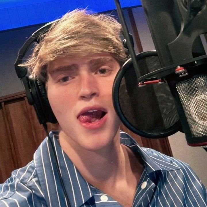 Behind-the-scenes cut of Gabi (SANTOS BRAVOS)