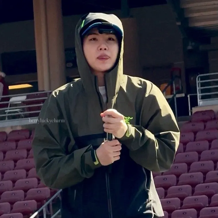 Foto aktivitas terbaru SUGA (BTS)