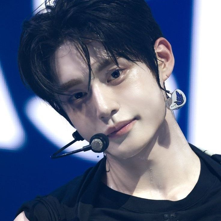 A moment captured by Kim Jiwoong (ZEROBASEONE)'s fan