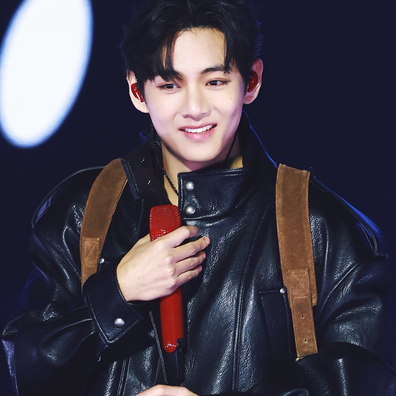 뷔 (방탄소년단)의 최신 사진