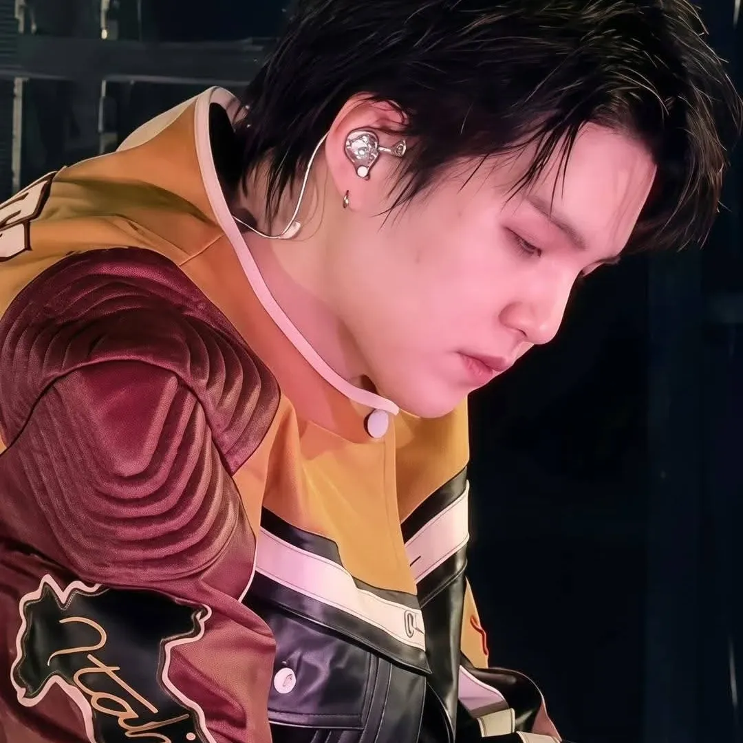 Foto aktivitas terbaru SUGA (BTS)