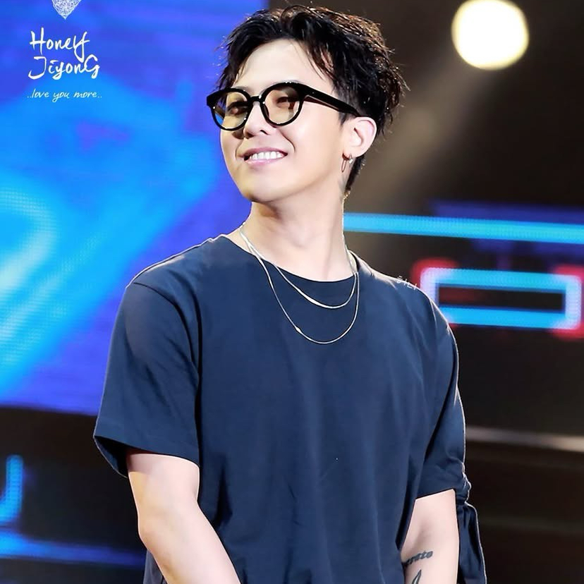 Foto aktivitas terbaru G-DRAGON (BIGBANG)