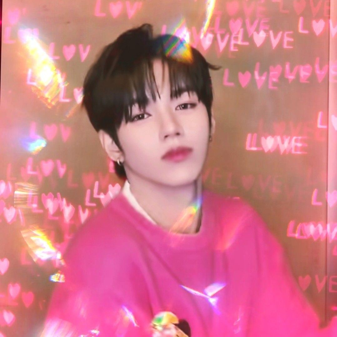 A moment captured by JL (AHOF)'s fan