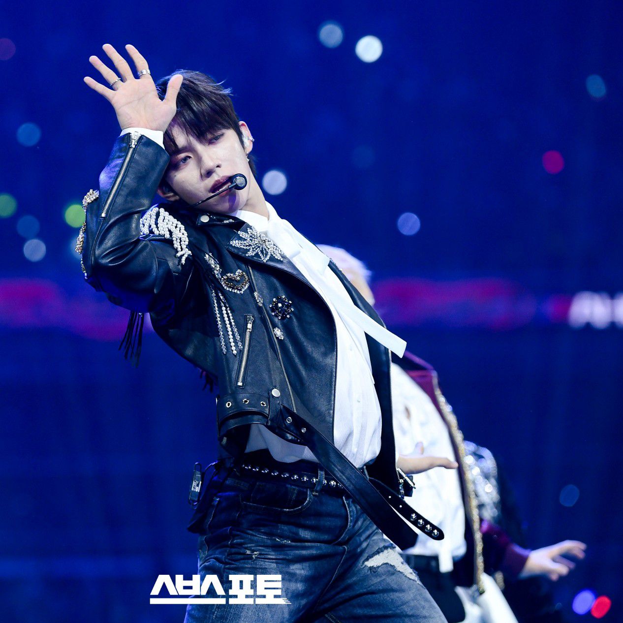 Behind-the-scenes cut of JL (AHOF)