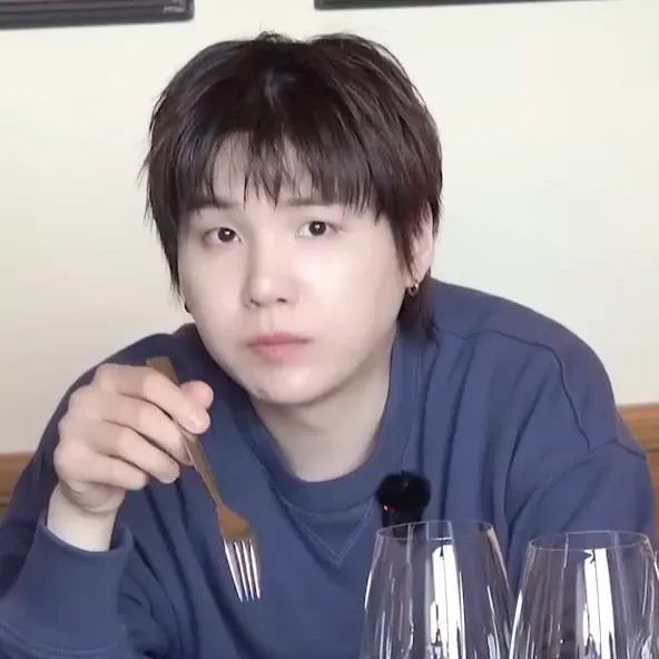 Foto aktivitas terbaru SUGA (BTS)
