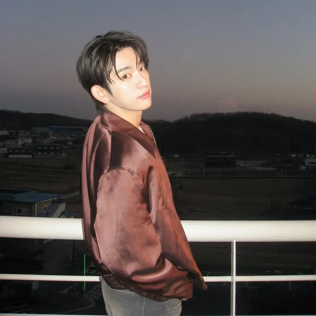 Behind-the-scenes cut of Jinyoung (GOT7)
