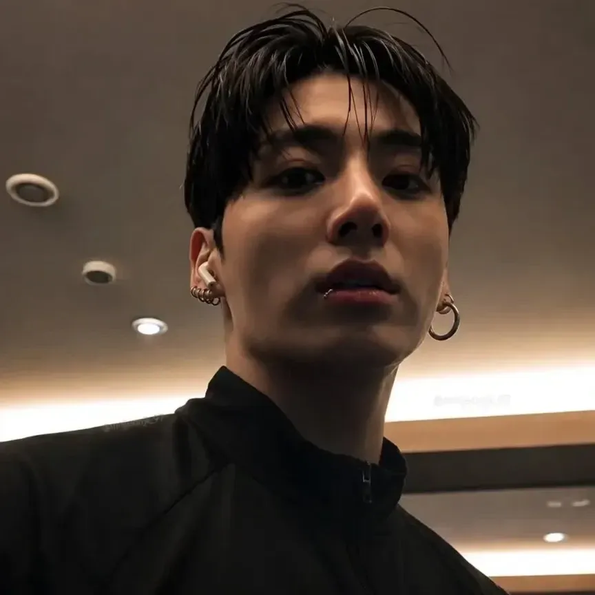 Foto aktivitas terbaru Jungkook (BTS)