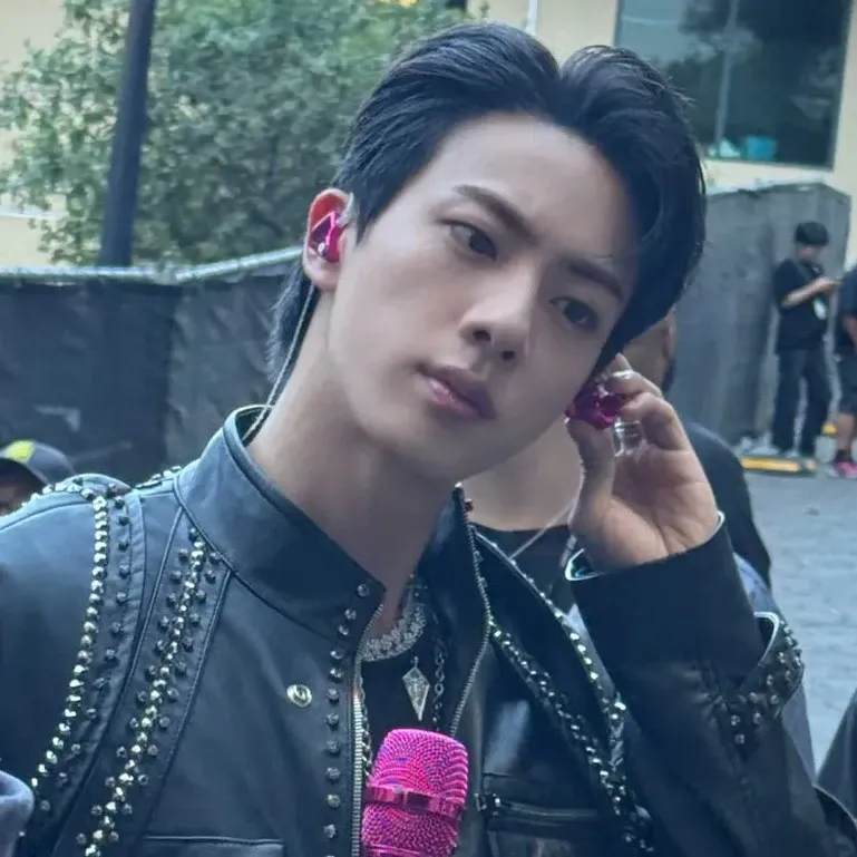 Momen yang diabadikan oleh penggemar Jin (BTS)