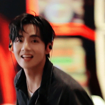 Behind-the-scenes cut of V (BTS)