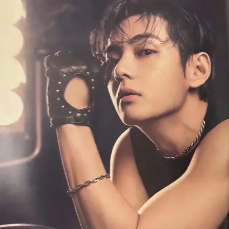 뷔 (방탄소년단)의 최신 사진