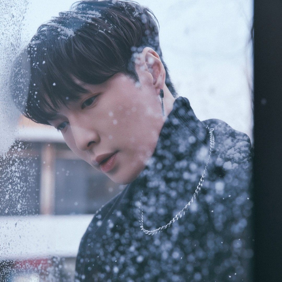 Behind-the-scenes cut of Lay (EXO)